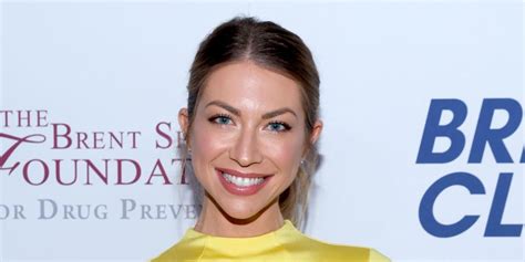 Stassi Schroeder poses nude for pregnant thirst trap selfie